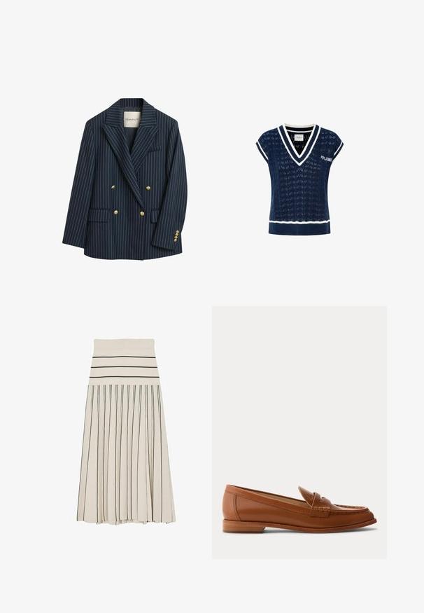 Marineblå stribet dobbeltbrystet blazer med guldknapper, klaplapper og to forlommer. Stoffet fremstår glat med en skræddersyet pasform.; Marineblå strikket trøje med V-hals, korte ærmer, hvid kantebånd, mønsterstruktur og "PEPE JEANS" logo på forsiden.; Kremfarvet plisseret midinederdel med sorte horisontale striber på taljebåndet og sorte lodrette striber på nederdelens krop.; Brun læderloafer med lavt træsål, klassisk penny-rem og syet detalje langs tå og sider.