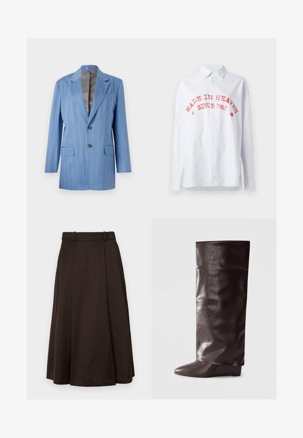 Lyseblå blazer med striber, to forlommer, to knapper og en klippet krave. Har en glat, grå indvendig foring.; Stribet button-up skjorte i blå og hvid, med rød tekst: "LAVET I HIMLEN SINCE 1967." Lange ærmer, afslappet pasform, blanding af bomuldsstof.; Brun plisseret A-formet nederdel lavet af et glat materiale, med linning og et flydende design med en midtlængde skulder.; Brun læder knæhøj støvle med en glat tekstur, spids tå, lav kilehælhøj samt en let krøllet finish.