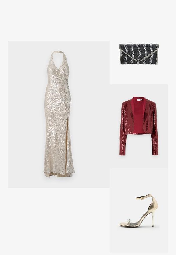 Burgundy kort jakke dækket af paletter, med sjalskrave og lange ærmer. Glat inderforing uden lukninger.; Halter neck glitrende kjole i beige, med en tætsiddende silhuet, sideslids og rynket detaljering for tekstur og visuelt interesse.; Guld metallic højhælede sandal med ankelrem, klar tæerem med tre dekorative ædelstene og en spids sål.; Sort clutch med tekstureret overflade, der har bølge mønstre, pyntet med hvide rhinsten langs designet. Sølv hardware detajler.