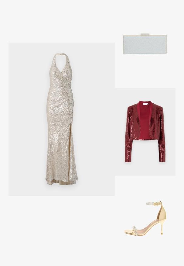 Burgundy kort jakke dækket af paletter, med sjalskrave og lange ærmer. Glat inderforing uden lukninger.; Halter neck glitrende kjole i beige, med en tætsiddende silhuet, sideslids og rynket detaljering for tekstur og visuelt interesse.; Guld stilet sandal med tynd høj hæl, ankelrem og tårem prydet med krystaller samt et firkantet åbent tådesign.; Lysblå clutch med en tekstureret overflade, der har klare, hævede dråber. Sølvfarvet hardware ved lukningen øverst, rektangulær form.
