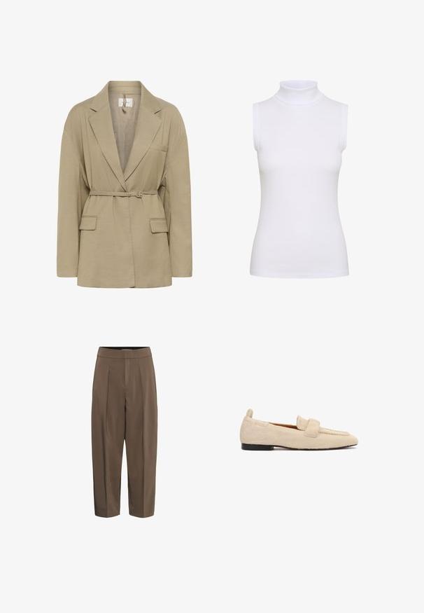 Blazer beige ajusté avec revers crantés, manches longues, deux poches à rabat devant, et une fine ceinture assortie qui se ferme à la taille.; Haut sans manches en col roulé blanc en tissu côtelé, avec une coupe ajustée et une texture lisse, doté d'un col montant et sans matériel visible.; Pantalon marron taille haute avec plis sur le devant, jambes droites et ceinture ajustée, présenté sur fond blanc uni.; Mocassins plats beige avec une surface texturée semblable à de la fourrure, semelle noire et une large lanière sur la partie supérieure de la chaussure.