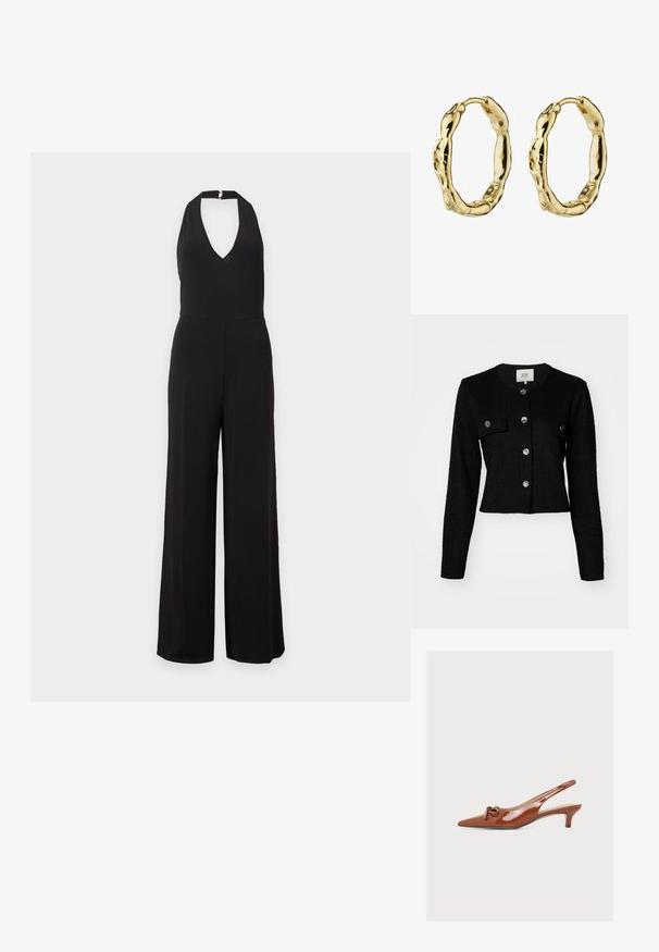 Sort cropped jakke med lange ærmer, struktureret stof, med rund hals, to frontlommer og metalknapdetaljer.; Sort ærmeløs halterdragt med dyb V-hals og vide bukser på ensfarvet lys baggrund.; Brun laklæder kilehæl med spids tå og lille sløjfedetalje på ensfarvet baggrund.; Guld hoops øreringe med et struktureret, snoet design. De har en glat overflade og en sikker låsemekanisme til lukning.