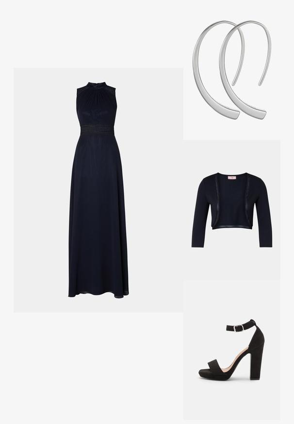Cardigan court bleu marine avec une texture douce et lisse, doté de longues manches et d'accents en satin le long de l'avant ouvert.; Robe longue bleu marine avec un col halter, un buste plissé et une taille ornée de dentelle. Tissu lisse avec une silhouette drapée et élégante.; Anna Field Sandales - black; Boucles d'oreilles en métal argenté en forme de croissant, avec une surface lisse et brillante. Elles présentent un design minimaliste sans motifs visibles.