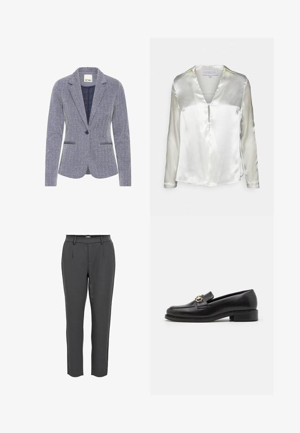 Blazer mit Fischgrätmuster in Marineblau und Weiß. Verfügt über einen Reverskragen, zwei vordere Taschen und einen Einknopfverschluss für einen maßgeschneiderten Look.; STUDIO ID ALYSSA - Bluse - champagne; Dunkelgraue, schmal zulaufende Hosen mit glatter Textur, elastischem Bund, zwei Vorderfalten und knöchellangem Design.; Schwarzer Lederlofer mit niedrigem Blockabsatz, ausgestattet mit einer goldfarbenen Hardware-Akzentuierung und detaillierten Nähten entlang der Zehenpartie und dem Obermaterial.