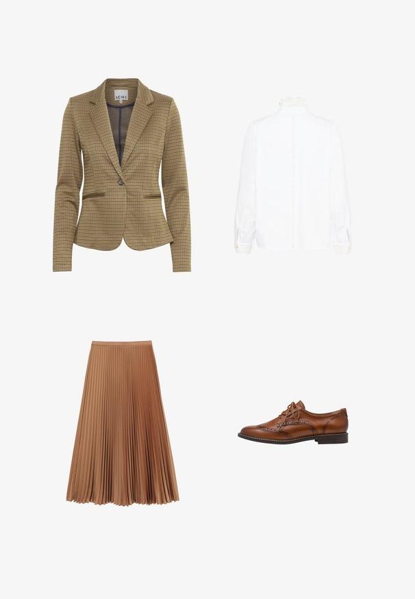 Gekruist blazer in bruin en marineblauw tinten, met een getailleerde pasvorm, notch revers, twee voorzakken en een enkele knoopsluiting.; Witte blouse met lange mouwen, voorzien van een kanten hoge kraag en manchetten, met een verticale kanten bies langs de achterkant in het midden.; Plissé midi-rok in een lichte bruine tint, gemaakt van zachte stof, met gelijkmatige verticale plooien en een elastische tailleband.; Bruine leren brogue oxford schoen met wingtip-details, perforaties, veters en lage gestapelde hak op een witte achtergrond.