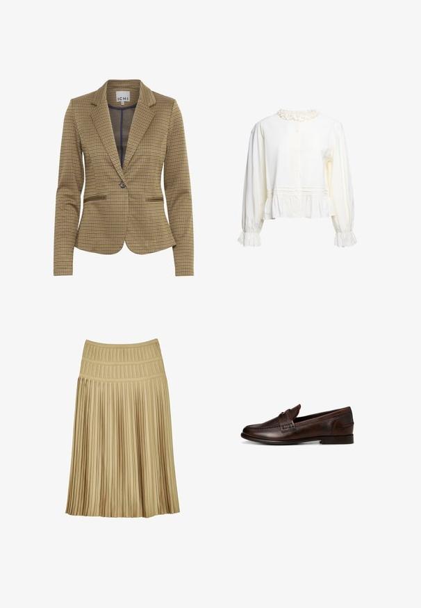 Gekruist blazer in bruin en marineblauw tinten, met een getailleerde pasvorm, notch revers, twee voorzakken en een enkele knoopsluiting.; Wit blouse met lange mouwen, met ruches aan kraag en manchetten, knoopsluiting aan de voorkant en een geplooide peplumzoom.; Plissé rok in beige, voorzien van een brede tailleband en verticale plooien over het hele oppervlak. Gemaakt van een gladde, lichte stof.; Donkerbruine leren herensloffen met lage hak en decoratieve band over de wreef, zijaanzicht op een witte achtergrond.