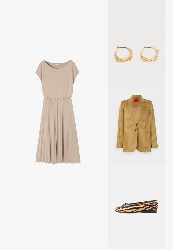 Sennepsgul blazer med striber, med en notched klap, enkelt knaplukning, to frontlommer og glat tekstur. Foret inderside.; Beige kjole med korte ærmer og rund halsudskæring, med en plisseret nederdel og en elastisk talje for pasform og bevægelse.; Flad balletsko med tigerstribet mønster, sort kant, lille sløjfe foran og lav stablet hæl på hvid baggrund.; Par af øreringe i guldfarve med udsmykket blomster- og bladprægning på en neutral baggrund.