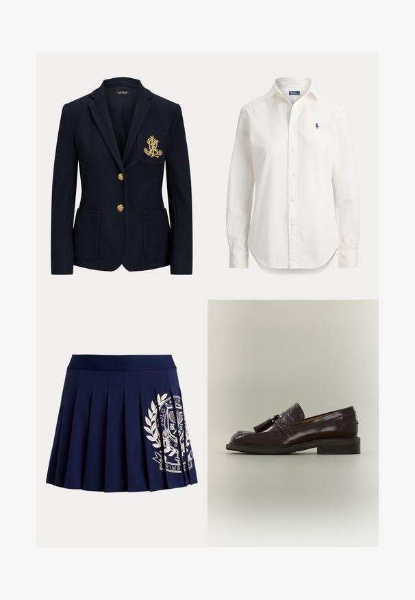Marineblauer Blazer mit gekerbtem Revers, zwei goldenen Knöpfen, zwei aufgesetzten Taschen vorne und goldbesticktem "RL" Logo auf der linken Brusttasche.; Weißes langärmliges Hemd mit Knöpfen, Kragen und kleinem blauem Logo eines Polospielers auf der linken Brust.; Marineblauer plissierter Rock mit breitem Bund und weißem Tennis-Wappen-Logo auf der unteren rechten Seite.; Dunkelbrauner Lederloafer mit Quasten, niedrigem Absatz und genähter Sohle, von der Seite auf neutralem Hintergrund gezeigt.