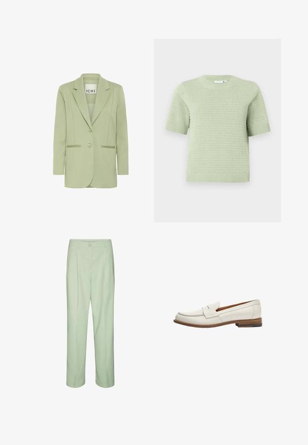 Hellgrüner Blazer aus weichem Stoff, mit Reverskragen, zwei Knöpfen und zwei vorderen Taschen mit Paspelierung.; Hellgrüner kurzärmeliger Strickpullover mit strukturiertem Muster. Mit rundem Ausschnitt sowie gerippten Bündchen und Saum. Weiches, atmungsaktives Material.; Hellgrüne Stoffhose mit geradem Schnitt, Knopfverschluss und feinen Falten, aus glattem, leichtem Material gefertigt.; Weiße Lederloafer mit einem niedrigen, gestapelten Holzabsatz, der ein genähtes Mokassin-Design und eine gefaltete Vorderklappe aufweist.