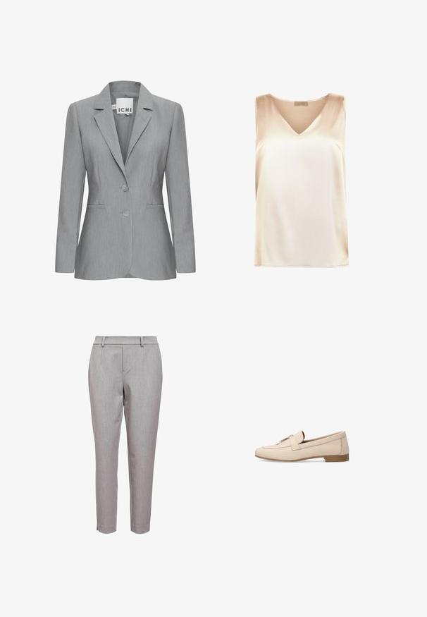 Lys grå blazer med spillet revers, to knapper og sidelommer. Fremstillet i tekstureret stof med en skræddersyet pasform. Mærkeetiket synlig.; Beige ærmeløs top lavet af glat stof med v-hals design og lige kant. Minimalistisk stil uden yderligere mønstre eller accenter.; Grå skræddersyede bukser i et tekstureret stof, med flad front, bæltestropper og et cropped snit, afsluttet med sidelæg.; Beige lædersko med lavt træt hæl og kvastdetalje, sidevisning på hvid baggrund.