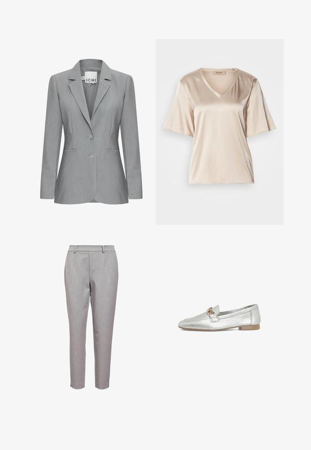 Lichtgrijze blazer met een gelapte revers, twee knopen en zijvakken. Gemaakt van gestructureerde stof met een getailleerde pasvorm. Merklabel zichtbaar.; Beige satijnen t-shirt met een V-hals, korte uitlopende mouwen en een gladde textuur. Het ontwerp is eenvoudig zonder patronen of versieringen.; Grijze op maat gemaakte broeken van een gestructureerde stof, met een platte voorkant, riemlussen en een cropped snit, afgewerkt met zijsplitten.; Zilveren leren instapper met een gestructureerde afwerking, featuring een gouden hardware accent aan de voorkant en een lage, platte hak.
