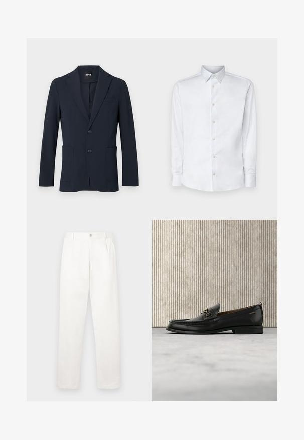 Dunkel marineblauer formeller Herrenblazer mit zwei Knöpfen, Revers mit Kerbe und aufgesetzten Fronttaschen, innen am Kragen mit „BOSS“ Label.; Weißes Langarmhemd aus glattem Stoff, mit klassischem Kragen, Knopfleiste und Manschetten mit Knöpfen, vor einem einfarbigen Hintergrund präsentiert.; Weiße Hose aus glattem Gewebe, mit geradem Bein, Vorderfalten und einem einzelnen Knopfverschluss an der Taille.; Schwarzer Lederloafer mit goldfarbenem Metallbit und "HUGO"-Markenlogo, präsentiert vor einem beigen Teppich und braunen durchsichtigen Möbelstücken.