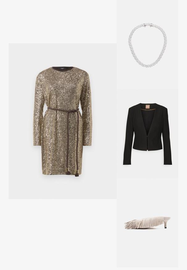 Zwarte cropped blazer met een diepe V-hals, lange mouwen en een enkele sluiting aan de voorkant. Gemaakt van een gladde, stevige stof met een subtiele glans.; Gouden paillettenjurk met lange mouwen, ronde hals, contrasterende bruine riem op de taille, met franjes aan de uiteinden van de riem, gladde textuur.; Beige suède mule met lage kittenhak en gelaagde franjes die het bovendeel bedekken, zijaanzicht op een witte achtergrond.; Heldere kristallen ketting met ovale en ronde stenen in een symmetrisch patroon op een zilverkleurige metalen ketting.