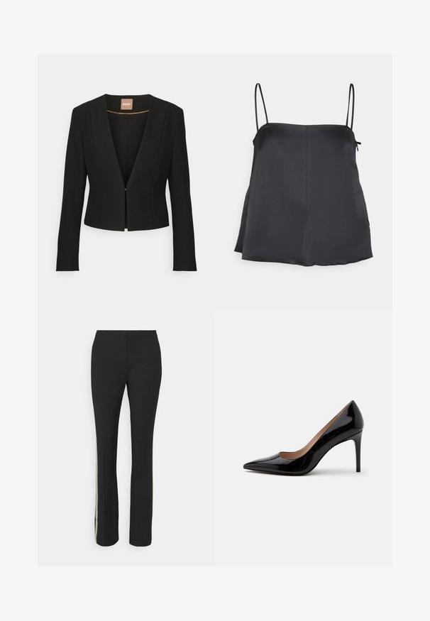 Schwarze, verkürzte Jacke mit tiefem V-Ausschnitt, langen Ärmeln und einem einzelnen vorderen Verschluss. Hergestellt aus einem glatten, robusten Stoff mit einem dezenten Glanz.; House of Dagmar SHINY STRAP TOP - Top - dark navy; Schwarze Hose mit geradem Bein Design, ausgestattet mit einem strukturierten Seitenpanel, das einen Kontrast zu dem glatten Stoff der Hose schafft.; Schwarzer Lackleder-Pumps mit hohem Absatz, spitzer Schuhspitze und Stilettabsatz, seitlich auf einem schlichten weißen Hintergrund dargestellt.