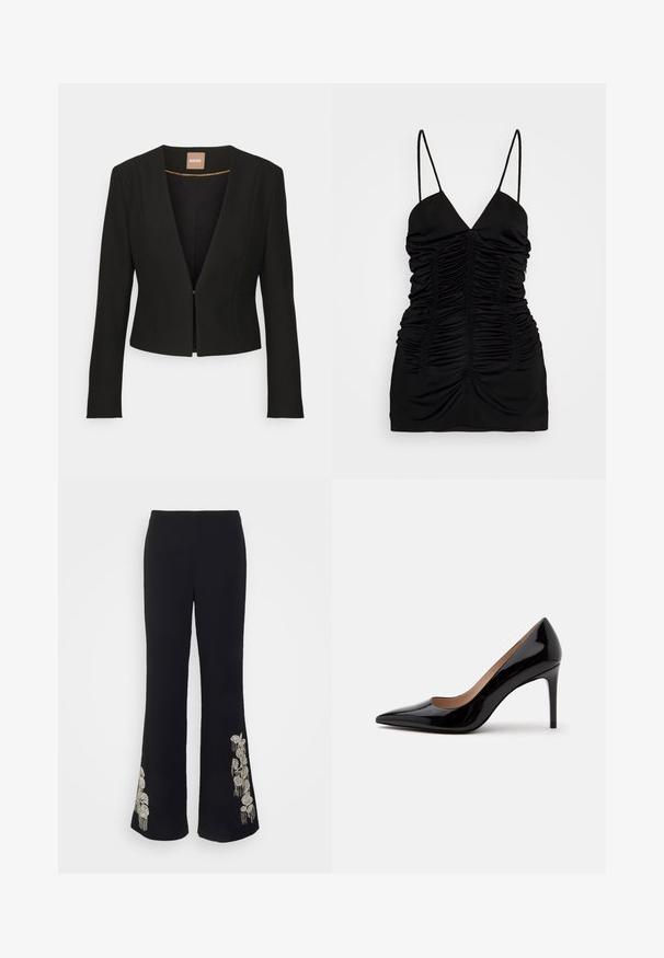Sort cropped blazer med dyb V-udskæring, lange ærmer og en enkelt frontlås. Lavet af et glat, robust stof med en subtil glans.; BITE Studios SIRENE - Top - black; Cinq à Sept CANDACE PANT - Bukser - black; Sort laklæder pumps med høje hæle, spids snude og stilethæl, vist i sideprofil på en ensfarvet hvid baggrund.