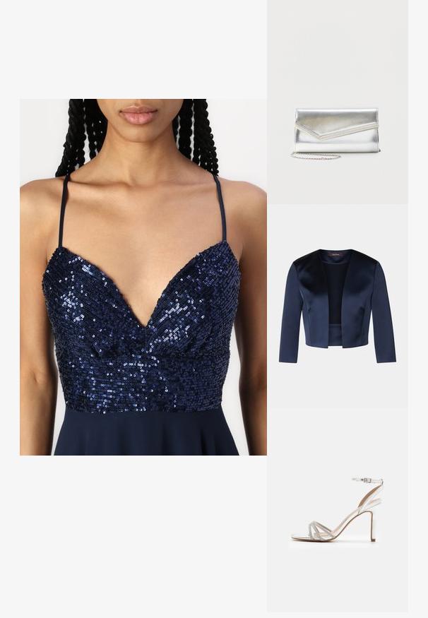 Navyblauwe cropped jas van glad satijn met driekwartmouwen en een open voorkant. Geen sluitingen of versieringen.; Navyblauwe jurk met een v-halsontwerp en pailletten op het bovenlijf, plus dunne schouderbanden. De rok valt soepel vanaf de taille.; Zilveren hoge hakken sandaal met meerdere banden, versierd met strassstenen, met een open teen ontwerp en een enkelgesp. Gladde metalen afwerking.; Glanzende zilveren clutch met envelopvormige klep en decoratieve rand, klein zilveren kettingriempje, op een effen lichte achtergrond.