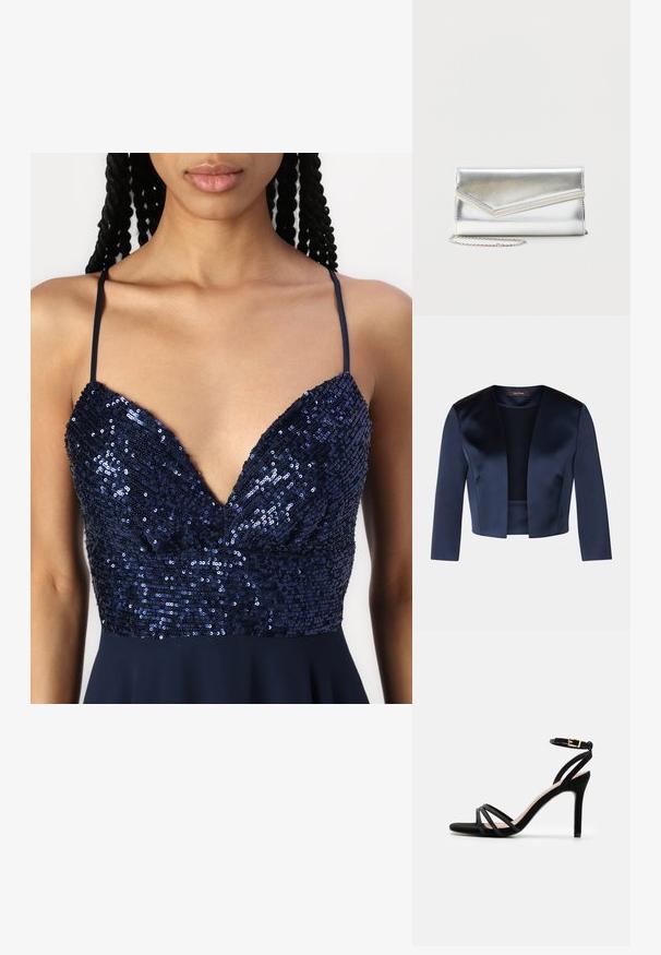 Veste courte bleu marine en satin lisse avec des manches trois-quarts et un design à ouverture frontale. Sans fermetures ni embellissements.; Robe bleu marine avec un décolleté en V, ornée de sequins sur le corps et de fines bretelles. La jupe s'évase doucement depuis la taille.; Anna Field Sandales - black; Pochette argentée brillante avec rabat style enveloppe et garniture décorative, petite bandoulière chaîne argentée, sur fond clair uni.