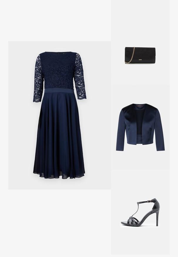 Navyblaue, gekürzte Jacke aus glattem Satin mit Dreiviertelärmeln und offenem Vorderteil. Keine Verschlüsse oder Verzierungen.; Marineblaues Kleid mit einer Spitzenbustier, drei Viertelärmel und einem fließenden Chiffonrock. Glatte Textur mit tailliertem Schnitt.; Schwarze Lackleder-Sandaletten mit hohen Absätzen, dünnen Riemen, T-Bar-Design, Schnallenverschluss und einer eleganten, kurvigen Silhouette.; Schwarze Clutch aus Wildleder mit strukturierter Oberfläche, ausgestattet mit einem goldenen Kettenriemen und einem eleganten, kantigen Design.