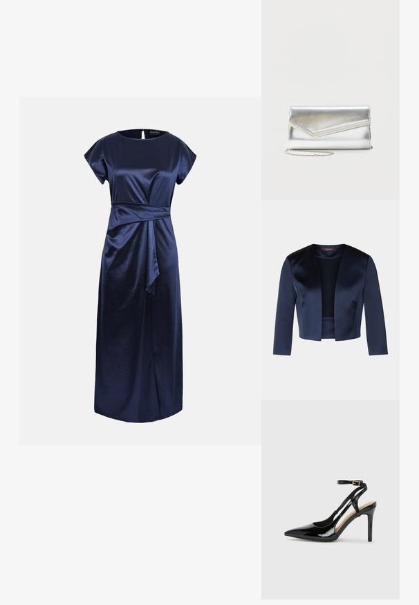 Navyblaue, gekürzte Jacke aus glattem Satin mit Dreiviertelärmeln und offenem Vorderteil. Keine Verschlüsse oder Verzierungen.; Marineblaues Satin-Midikleid mit kurzen Ärmeln, rundem Ausschnitt und gerafftem Taillendetail, das einen drapierten Vorderpartie-Effekt erzeugt.; Schwarze Patentleder-High-Heel-Slingback-Pumps mit spitzem Zeh, verstellbarem Knöchelriemen und offenen Seiten. Glatte Textur.; Glänzende silberne Clutch mit Umschlagklappe und dekorativem Besatz, kleiner silberner Kettenriemen, auf einfachem hellem Hintergrund.
