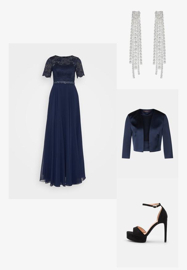 Navyblauwe cropped jas van glad satijn met driekwartmouwen en een open voorkant. Geen sluitingen of versieringen.; Marineblauwe avondjurk met een kanten lijfje en korte mouwen, geaccentueerd met een met kralen versierde tailleband. Vloeiende rok met een gelaagde, zachte textuur.; Zwarte suède hoge hakken sandaal met een platformzool, enkelband met zilveren beslag, open teen ontwerp en een gladde textuur.; Lange zilveren oorbellen met een scala aan heldere, facetteerde kristallen in een waterval van strengen met variërende lengtes en vormen.