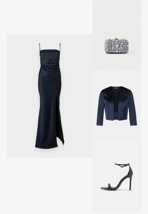 Navyblaue, gekürzte Jacke aus glattem Satin mit Dreiviertelärmeln und offenem Vorderteil. Keine Verschlüsse oder Verzierungen.; Marineblaue Satin-Abendkleid mit tailliertem Oberteil, dünnen verstellbaren Spaghetti-Trägern und einem Schlitz bis zum Oberschenkel, mit einem gerafften Taillen-Detail.; Schwarze High Heels Sandalen mit offener Zehe, dünnen Riemen und Knöchelverschluss. Glatte Ledertextur mit spitzem Zehendesign.; Kleine rechteckige dunkelgraue Clutch, verziert mit klaren Strasssteinen in einem strahlenförmigen Muster und einem silbernen Kettenriemen.