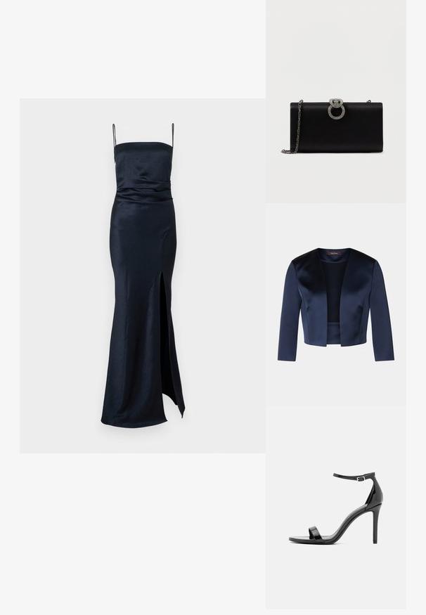 Navyblaue, gekürzte Jacke aus glattem Satin mit Dreiviertelärmeln und offenem Vorderteil. Keine Verschlüsse oder Verzierungen.; Marineblaue Satin-Abendkleid mit tailliertem Oberteil, dünnen verstellbaren Spaghetti-Trägern und einem Schlitz bis zum Oberschenkel, mit einem gerafften Taillen-Detail.; Schwarze Lackleder-High-Heel-Sandalen mit schmalem Knöchelriemen, offener Zehenpartie, minimalistischem Design und einer glatten, glänzenden Oberfläche.; Schwarze Satin-Clutch mit einem silberfarbenen, rundenverschluss, der mit Strasssteinen verziert ist. Sie verfügt über eine abnehmbare Kettenriemen.
