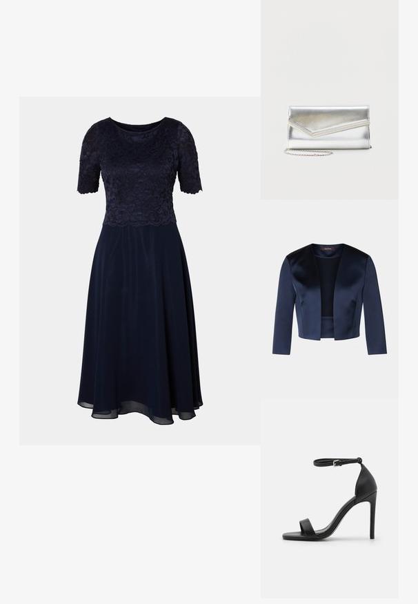 Navyblauwe cropped jas van glad satijn met driekwartmouwen en een open voorkant. Geen sluitingen of versieringen.; Marineblauwe jurk met een kanten lijfje, korte mouwen en een vloeiende rok. Soepele textuur en een knielange zoom met een subtiele glans.; Zwarte sandalen met hoge hakken, met een slank ontwerp, voorzien van een enkelbandje, open teen en een gladde leren textuur.; Glanzende zilveren clutch met envelopvormige klep en decoratieve rand, klein zilveren kettingriempje, op een effen lichte achtergrond.