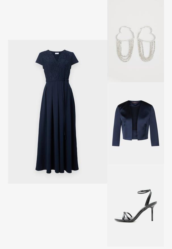 Navyblaue, gekürzte Jacke aus glattem Satin mit Dreiviertelärmeln und offenem Vorderteil. Keine Verschlüsse oder Verzierungen.; Marineblaues Maxikleid mit kurzen Ärmeln, Spitzenoberteil, V-Ausschnitt, Taillengürtel und plissiertem, fließendem Rock.; Schwarze Sandale aus Lackleder mit hohen Absätzen, dünnen Riemen über den Zehen und einem Knöchelriemen mit Schnalle auf weißem Hintergrund.; Silberne Creolen in Herzform, verziert mit herabhängenden Strängen aus klaren Strasssteinen für zusätzlichen Glanz und Textur.