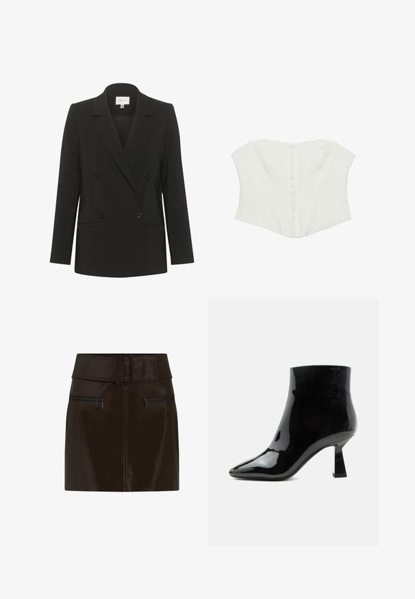 Schwarzes, doppelt geknöpftes Blazer mit taillierter Passform, Reverskragen, zwei vorderen Taschen und schwarzen Knöpfen. Glattes Material mit schlichtem Design.; Weißes trägerloses Korsett mit vorderen Haken- und Ösenverschlüssen und strukturierten Nähten zur Formgebung.; Brauner Kunstleder-Minirock mit breitem Bund, quadratischer Schnalle und zwei seitlichen Reißverschlusstaschen. Glatte, glänzende Textur.; Schwarzer glänzender Lackleder-Stiefelette mit spitzer Zehenpartie und ausgestelltem mittelhohem Absatz auf weißem Hintergrund.