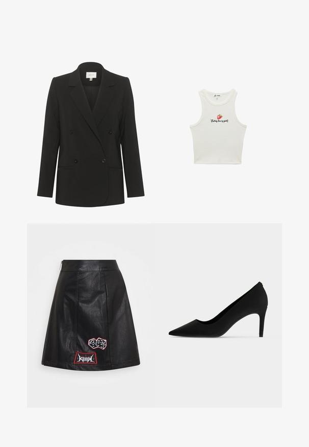 Zwarte dubbelzijdige blazer met een getailleerde pasvorm, reverskraag, twee voorzakken en zwarte knopen. Glad stof met een eenvoudig ontwerp.; Witte, mouwloze crop top gemaakt van katoen met ribbelstructuur. Beschikt over een aardbeienafbeelding en de tekst "Feeling berry good!" in zwart.; Karl Kani PATCHED SKIRT - A-lijn rok - black; Zwarte hoge hak met puntige neus, smalle hak en gladde matte afwerking, zijaanzicht op een witte achtergrond.