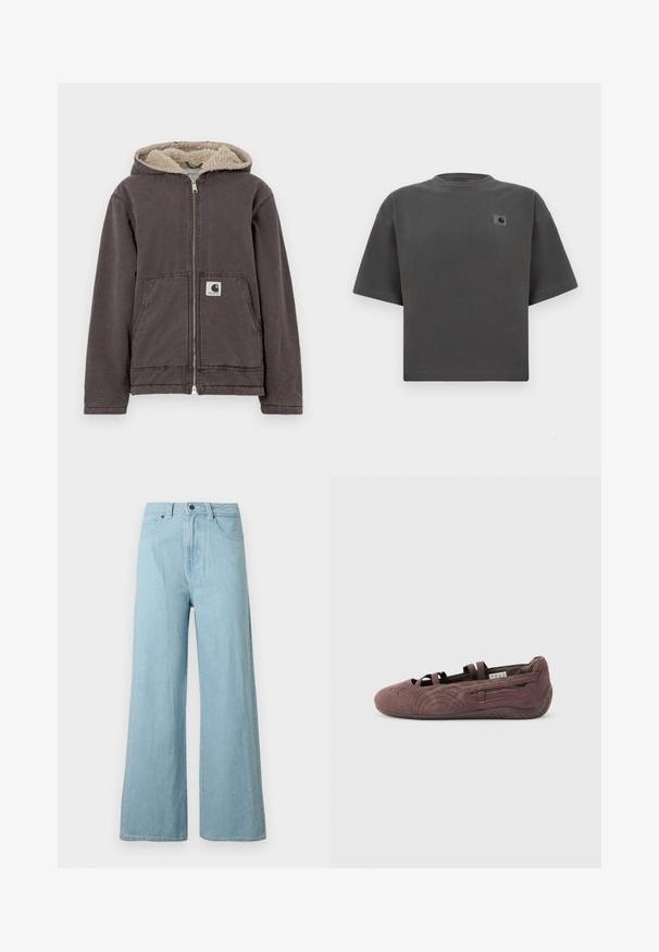 Grå lynlåstrøje med hætte, med beige kunstpelsfor, to forlommer og et lille logo på venstre lomme.; Mørkegrå oversized T-shirt med korte ærmer, rund hals og lille Carhartt-logo på venstre bryst.; Lyseblå vidbenede denimjeans med frontknap, lynlåslukning, bæltestropper og sidelommer på en hvid baggrund.; Brun ruskinds balletsko med elastiske stropper og tekstureret sål, vist i profil mod en ensfarvet lys baggrund.