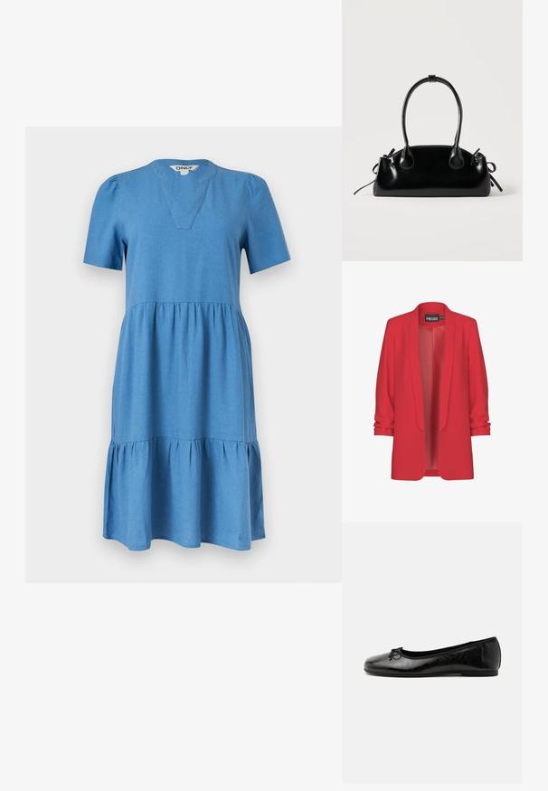 Rote, leichte Blazerjacke mit Schalkragen, offenem Vorderteil und hochgerollten Ärmeln. Hergestellt aus glattem Stoff ohne sichtbare Verschlüsse. Marke: PIECES.; Blaues, kurzes, abgestuftes Kleid mit kurzen Ärmeln, V-förmigem Ausschnitt und geraffter Taille, aus leichtem Stoff, mit dem Label "ONLY" im Krageninneren.; Schwarzer glänzender Leder-Ballerina mit niedrigem Absatz und kleiner dekorativer Schleife vorne, seitlich auf hellem einfarbigem Hintergrund gezeigt.; Kleine schwarze glänzende Handtasche mit zwei langen Griffen und seitlichen Kordelzug-Details vor einfachem hellem Hintergrund.