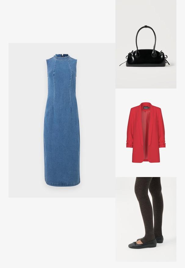 Rode, lichte blazer met een sjawlkragen, open voorkant en opgerolde mouwen. Gemaakt van een gladde stof zonder zichtbare sluitingen. Merk: PIECES.; Denim mouwloze jurk met een hoge halslijn, slim fit en een knielange zoom. Heeft een verborgen rits aan de achterkant. Lichtblauwe kleur.; Benen met donkere geribbelde leggings gecombineerd met zwarte ballerina's met kleine strikdetails op een witte achtergrond.; Kleine zwarte glanzende handtas met twee lange hengsels en zijkant trekkoord details op een effen lichte achtergrond.