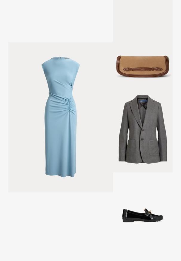Sivý prešívaný blazer s klopami, dvoma prednými vreckami, dvojitým zapínaním na gombíky a označením vnútorného goliera.; Svetlomodré midi šaty bez rukávov s vysokým golierom a bočným nariaseným detailom na hladkej tkanine na bielom pozadí.; Čierne lesklé lakované mokasíny so zlatým kovovým akcentom, elegantným dizajnom, plochou podrážkou a jemnými prešívaniami na špičke.; Béžová látková listová kabelka s hnedým koženým lemom a rúčkou s vyrazeným logom Polo by Ralph Lauren.