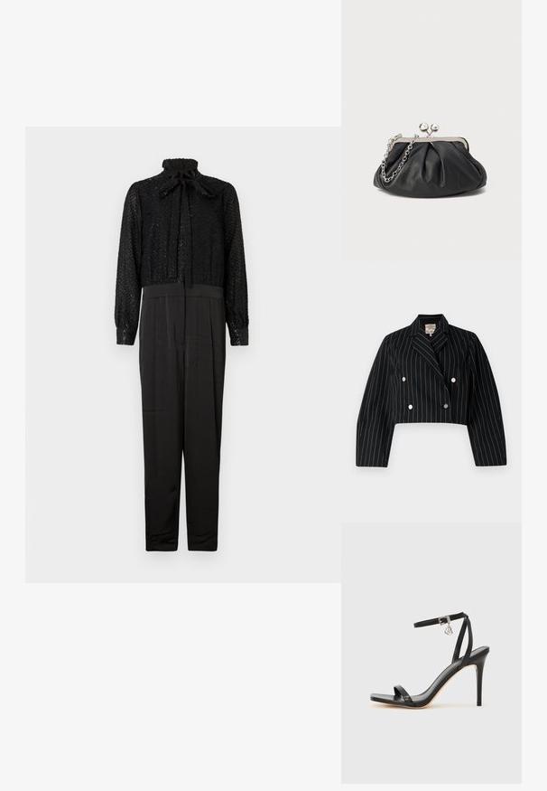 Skåret dobbeltradet jakke lavet af sort stof med lodrette blå striber, med sølvknapper og med en krave.; Sort jumpsuit med en tekstureret, glitrende top med høj hals og sløjfe, samt en glat, tætsiddende bund med lange ærmer og tilspidsede ben.; Sort hæl-sandal med smal ankrem, firkantet tå-boks, glat lædermateriale og metalspænde som pynt.; Sort læder clutch med samlet tekstur, sølvfarvet metalramme, kys-lås lukning og kædestrop. Glat, blød overflade.