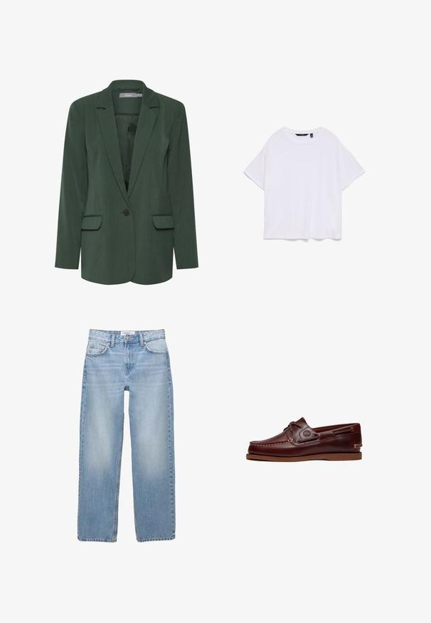 Groene op maat gemaakte blazer met een gelapte revers, enkele knoopsluiting en twee voorzakken. Gemaakt van een textuurstof met een gladde voering.; Effen wit katoenen T-shirt met korte mouwen en ronde hals, platliggend op een witte achtergrond.; Lichtblauwe denim jeans met een recht model, vijf zakken en zichtbare stiksels. De stof heeft een zachte, iets vervaagde textuur.; Bruine leren boot schoen met veters, stiksel details en Timberland-logo aan de zijkant, weergegeven op een witte achtergrond.