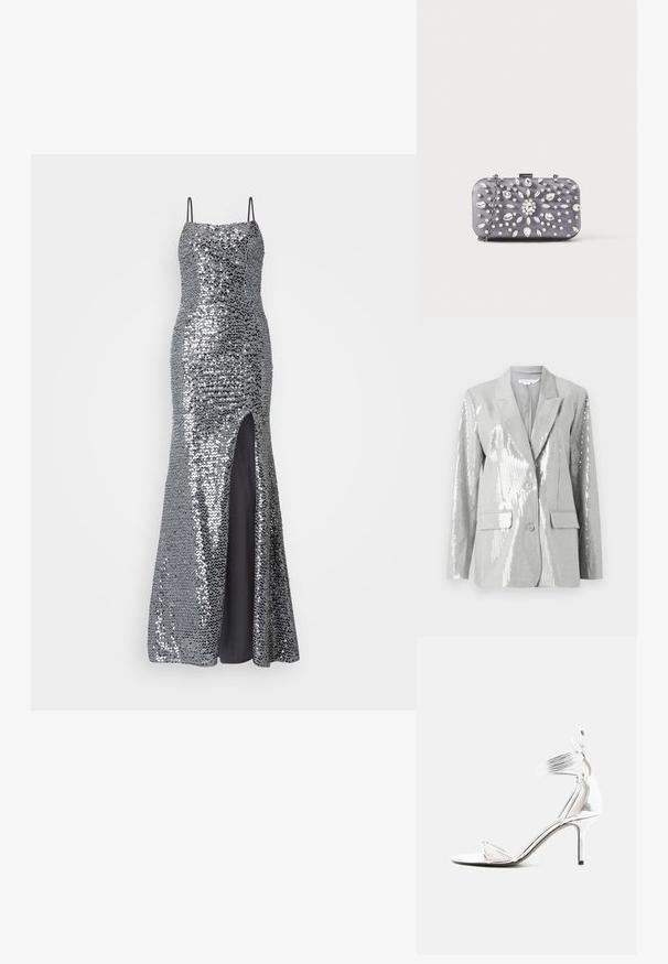 Good American Blazer - grey; Robe de soirée en sequins argentés avec des bretelles spaghetti, corsage ajusté et fente haute sur la cuisse. Doublure noire lisse en dessous.; Sandale à talon haut argentée avec fines brides, tour de cheville et talon aiguille fin sur fond blanc uni.; Petit sac pochette rectangulaire gris foncé orné de strass clairs disposés en motif rayonnant, avec une bandoulière chaîne argentée.