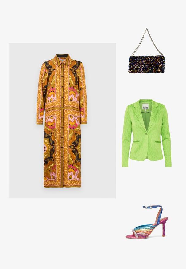 Groene blazer met een gestructureerd luipaardprintpatroon, voorzien van een opstaande kraag, twee voorzakken en een enkele knoopsluiting.; Lange blousejurk met een oranje-roze bloemenpatroon, voorzien van een kraag, lange mouwen en contrasterende zwarte accenten.; Sandaal met hoge hak en meerkleurige glitterbandjes in regenboogvolgorde en een blauwe enkelband met zilveren gesp versierd met strass.; Glinsterende clutch bag met een rechthoekige vorm, versierd met meerkleurige paillettes (zwart, oranje, blauw) en een zilveren schouderband.