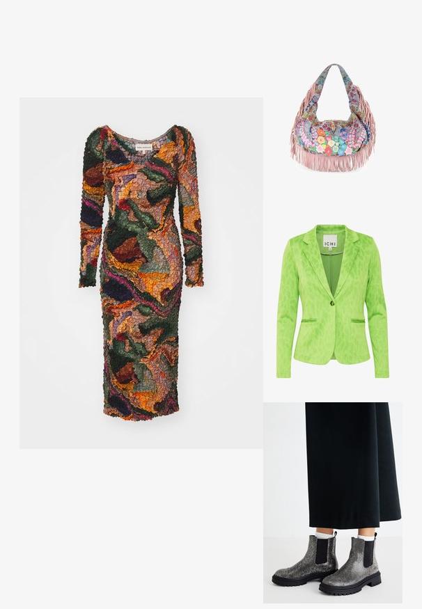 Groene blazer met een gestructureerd luipaardprintpatroon, voorzien van een opstaande kraag, twee voorzakken en een enkele knoopsluiting.; Kleurvolle, lange jurk met een textuurrijk bloempatroon, in tinten groen, oranje, bordeaux en bruin. Strak aansluitende silhouet.; Enkellaarsjes met zwarte elastische zijkanten en glinsterende zilveren bovenkant, gedragen met witte sokken en een lange zwarte rok.; Boho-stijl stoffen handtas met kleurrijk geborduurde bloemen, roze leren franjes langs de randen en een juwelen gesp in het midden.