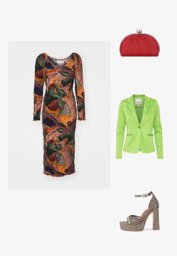 Groene blazer met een gestructureerd luipaardprintpatroon, voorzien van een opstaande kraag, twee voorzakken en een enkele knoopsluiting.; Kleurvolle, lange jurk met een textuurrijk bloempatroon, in tinten groen, oranje, bordeaux en bruin. Strak aansluitende silhouet.; Sandaal met plateauzool en hoge hak, enkelriem met meerkleurige strass steentjes, open teen en stevige hak.; Rode stoffen clutch met geplooide structuur, zilveren rand versierd met kleine parels en een grote parelsluiting bovenop.