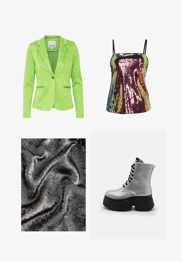 Grüner Blazer mit strukturiertem Leopardenmuster, ausgestattet mit einem Reverskragen, zwei Fronttaschen und einem einfachen Knopfverschluss.; Pailletten-Camisole in mehrfarbigen Schattierungen von Lila, Gold und Grün; mit dünnen schwarzen Trägern, figurbetontem Design und glatter Textur.; Schwarzer und silberner strukturierter Stoff mit leichtem Glanz, der sanfte, gewundene Wellen und ein glattes Oberflächenmuster zeigt.; Silberne, metallische Knöchelstiefel mit strukturierter Oberfläche, schwarzer, klobiger Sohle und Schnürdesign. Verfügt über eine Ziehlasche auf der Rückseite für ein einfaches An- und Ausziehen.