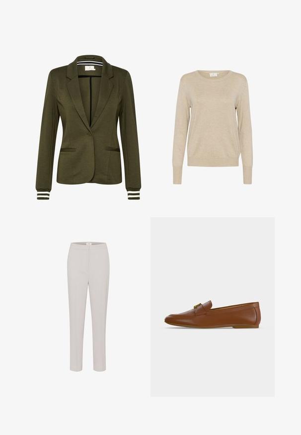 Blazer vert olive au design structuré, fermeture à bouton unique, deux poches avant et accents rayés sur les poignets.; Pull beige en tricot doux, avec un col rond, des manches longues et une coupe décontractée. Texture unie sans motifs visibles.; Pantalons ajustés gris clair avec une texture lisse, coupe slim et taille classique. Pas de poches visibles ni d'ornements.; Mocassin en cuir marron avec une boucle dorée et un petit talon plat, vu de profil sur un fond clair uni.