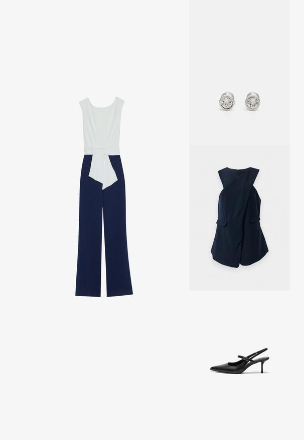 Mouwloze marineblauwe jurk met een wikkelvoorkant en twee klepzakken, te zien tegen een witte achtergrond.; Navyblauwe jumpsuit met een aansluitend wit lijfje, wijde broekspijpen en een tailleband. Glad materiaal met een strakke silhoutte en minimalistisch ontwerp.; Zwarte leren slingback hakken met een puntige neus, slanke verstelbare band en een ongeveer 5 cm hoge stiletto hak, met een gladde textuur.; Ronde stud oorbellen met heldere kristallen omringd door een zilverkleurige metalen zetting, met een gepolijste afwerking en een gladde textuur.