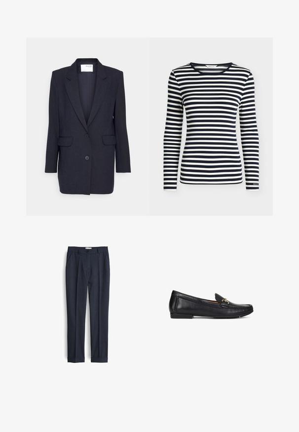 Donkerblauwe blazer van gestructureerde stof. Heeft een notch lapel, twee zijzakken en een dubbele knoopsluiting. Lange mouwen.; Oversized shirt met lange mouwen met marineblauwe en witte horizontale strepen en een ronde hals, met het merk GANT op de mouwboord.; Navyblauwe op maat gemaakte broek van een textuurstof, met een vlakke voorkant, zijzakken en opgerolde boorden voor een nette afwerking.; Zwarte leren loafer met goudkleurige metalen beslag, lage hak en gestikte moc-toe ontwerplijn, zijaanzicht op witte achtergrond.