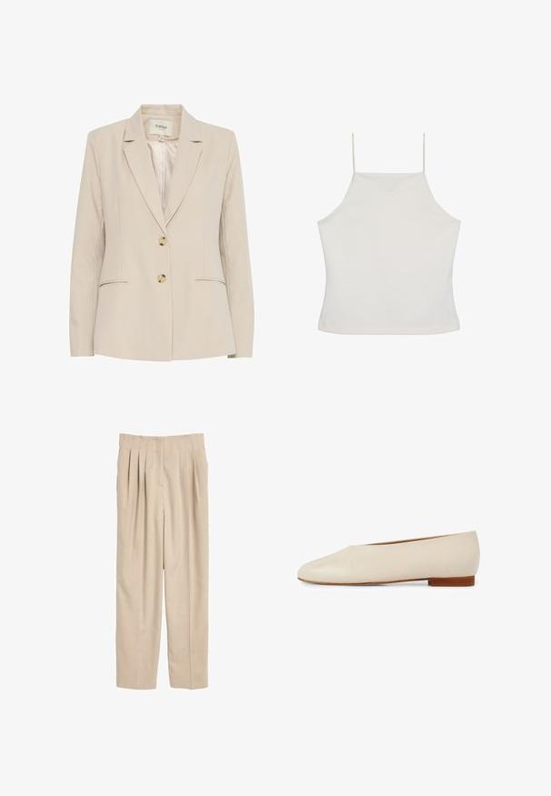 Beige blazer med en notch-krave, to knapper og sidelommer. Fremstillet af glat stof, har diskrete syninger som detaljer.; Hvid ærmeløs crop top med tynde stropper og diskret "cK"-logo broderet på brystet, ensfarvet baggrund.; Beige plisserede bukser lavet af letvægtsstof. Har en lige pasform, taljebånd med syningsdetaljer og ingen synlige lommer.; Beige læder flad sko med spids tå design, minimalistsk form og en kort træhæl for stabilitet og komfort.