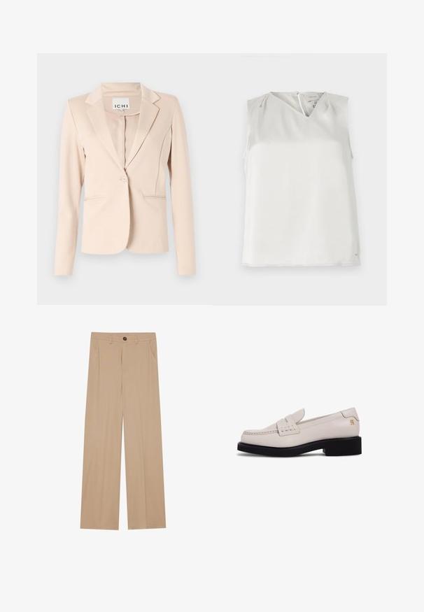 Beige blazer med enkelt knap, notched revers, lange ærmer og to forlommer, hængende mod en ensfarvet baggrund.; Ærmeløs hvid bluse med V-udskæring, diskrete folder ved skuldrene og lynlåslukning bagpå, vist på ensfarvet baggrund.; Beige brede bukser med en glat tekstur, der har to sidelommer, en frontlukning med knap og diskrete plisseringer for at tilføje detaljer.; Kremfarvede loafers i læder med forstykke og lille blokhæl. Har kontrasterende sort sål og diskret brandingdetalje.