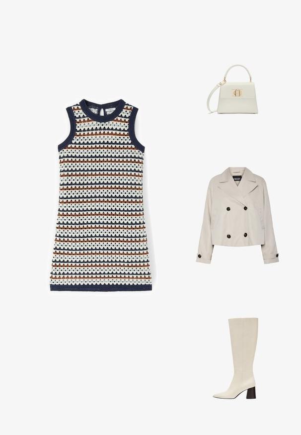 Hellbeige cropped Doppelreiher-Jacke mit breiten Revers, vier schwarzen Knöpfen vorne und geknöpften Manschetten an den langen Ärmeln.; Ärmelloses Strickkleid mit horizontalen Streifen in Marineblau, Weiß und Braun, mit rundem Ausschnitt und Knopfverschluss mit Schlitz am Rücken.; Kniehoher Stiefel aus cremefarbenem Leder mit spitzer Schuhspitze und dunklem Blockabsatz auf weißem Hintergrund.; Kleine weiße Handtasche mit Tragegriff oben, abnehmbarem Schulterriemen und goldenem rechteckigem Verschluss auf der vorderen Klappe.