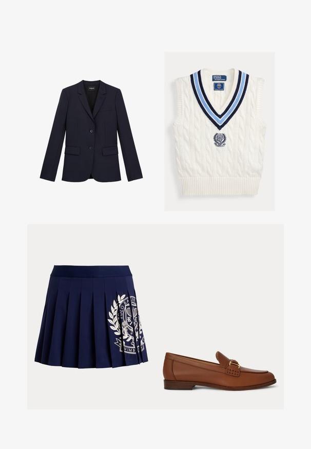 Marineblauwe op maat gemaakte blazer met twee knopen, notch revers en drie zakken. Gemaakt van een gladde stof met een gestructureerde pasvorm en minimale details.; Wit kabelgebreid mouwloos trui-vest met blauw gestreepte V-hals en Polo Ralph Lauren Wimbledon-logo op de borst.; Marineblauwe geplooide rok met brede tailleband en wit tennis-thema wapenlogo aan de rechteronderkant.; Bruine leren loafer met gouden gespdetail en lage houten hak, zijaanzicht op een effen achtergrond.