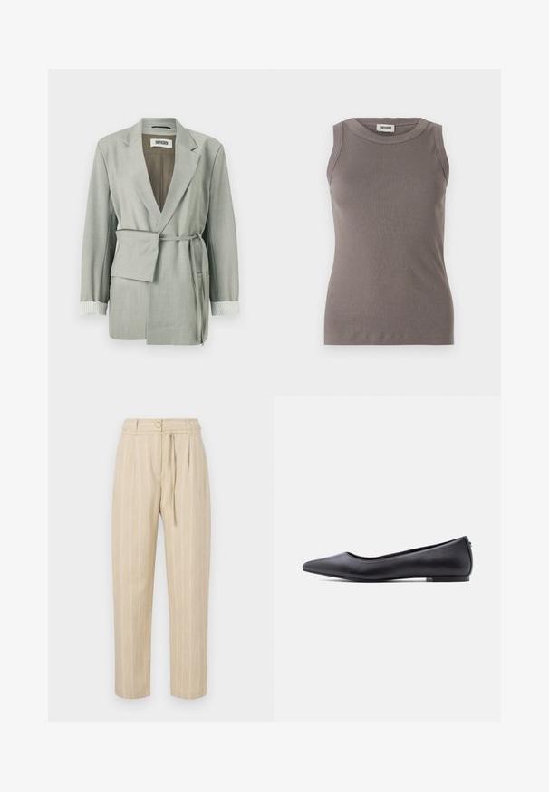 Lys grå blazer med en afslappet pasform, der har en bæltestrop i taljen, sjalskrave og stripede manchetter. Glat stof med skræddersyede kanter.; Grå ribbede tanktop med rund halsudskæring og ærmeløs design, lavet af et blødt, tekstureret stof. Enkel, tætsiddende silhuet.; Beige stribede bukser med en afslappet pasform, der har en indsnævret talje, knaplukning og bælte med slipseanordning, lavet af letvægtsstof.; Sort flad lædersko med spidst tåparti og lav hæl, vist i sideprofil mod en hvid baggrund.