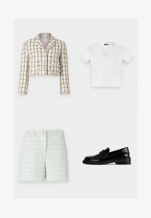 Veste courte en tweed multicolore avec un motif à carreaux, dotée de trois boutons sur le devant et d'une doublure rose douce.; T-shirt en coton blanc à manches courtes et col rond avec "HUGO" en strass sur le devant. Design simple et décontracté.; Shorts en tweed de couleur bleu clair et jaune pâle avec un motif à grille texturé. Dotés d'une fermeture à bouton à l'avant et d'une coupe ajustée.; Mocassin en cuir noir poli avec un petit talon carré, surpiqûres moc toe et une bride décorative sur le dessus.